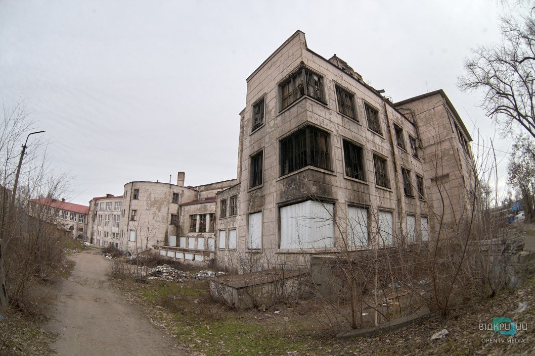Алый фасад, следы пожара и выбитые окна: как сейчас выглядит ДК Ильича в Днепре (ФОТО) - рис. 10