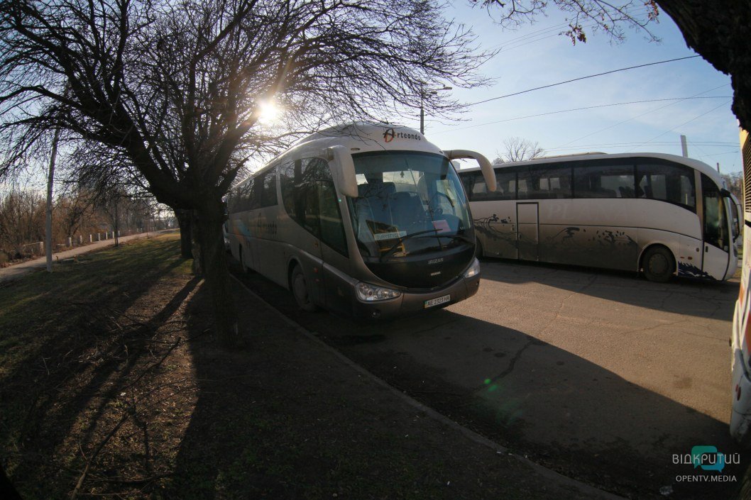Охамевшие в край: в Днепре появился личный "автовокзал" - рис. 1