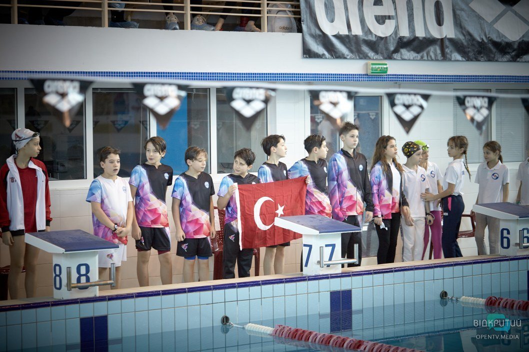 Юные акулы: в Днепре стартовал чемпионат города по плаванию среди девушек и юношей при участии иностранных спортсменов (ФОТО) - рис. 7