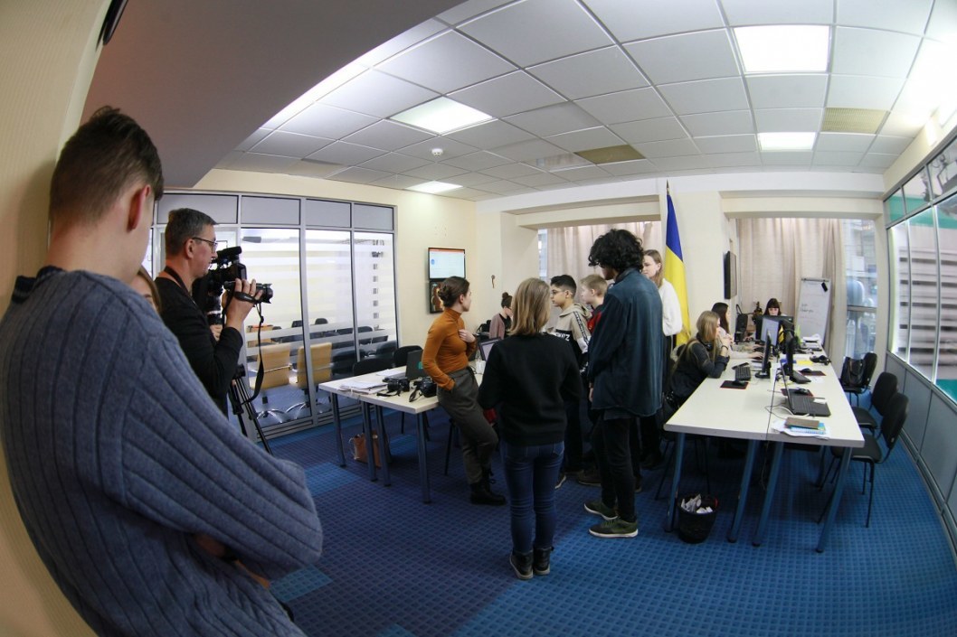 Маленькие журналисты: на "Відкритому" прошла экскурсия для школьников (ФОТО) - рис. 1