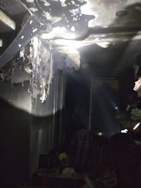 В Днепре горел частный дом в АНД районе: двое пострадавших (ФОТО) - рис. 1