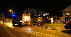 Сильный пожар в Днепре: горел 2-этажный жилой дом (ВИДЕО) - рис. 2