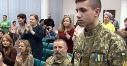 В Днепре наградили 16-летнего парня, который спас пятерых детей от взрыва гранаты - рис. 7