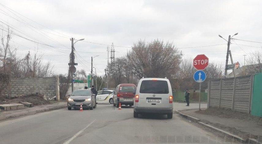 В Днепре на Отечественной столкнулись две легковушки: движение затруднено - рис. 1