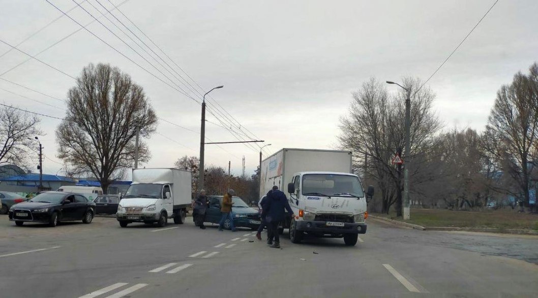 В Днепре столкнулись грузовик и легковушка: движение затруднено