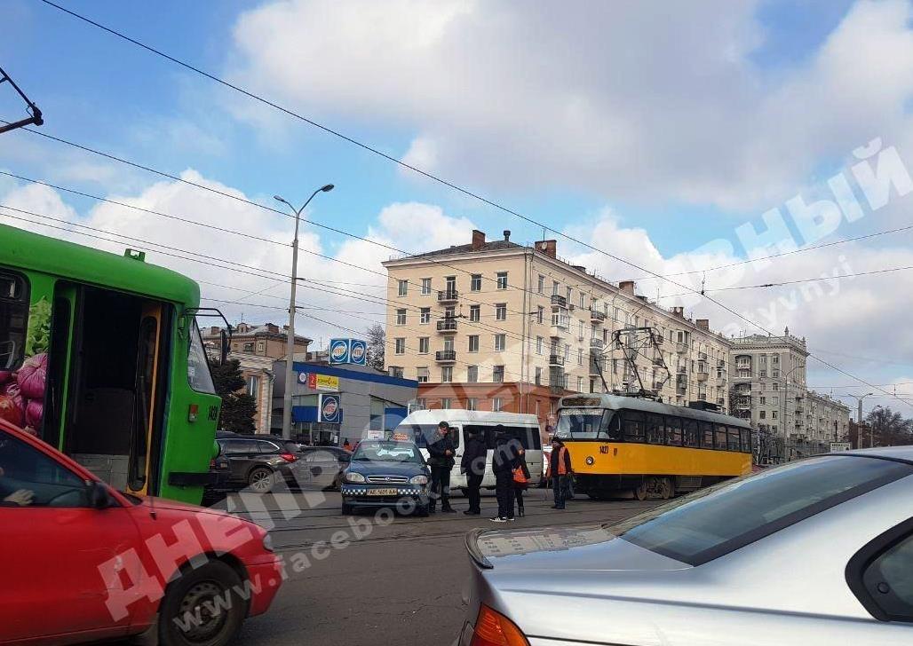 Возле Озерки столкнулись два авто: движение затруднено - рис. 1
