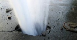 Течет река: в Днепре из-за прорыва трубы затоплены несколько улиц, а люди остались без воды (ВИДЕО) - рис. 20