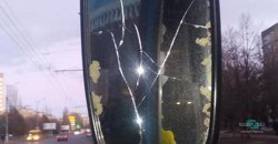 В Кривом Роге буйный пассажир троллейбуса сломал руку водителю и устроил дебош - рис. 2