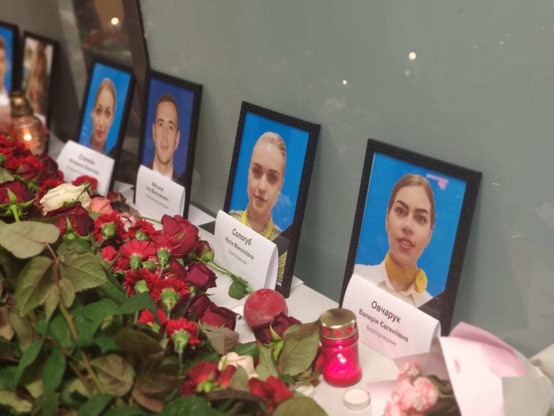 Муж погибшей стюардессы не отходит от портрета любимой в Борисполе (ФОТО)