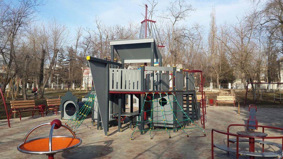 Похожа на гильотину: в Приднепровске появилась странная детская площадка (ФОТО)