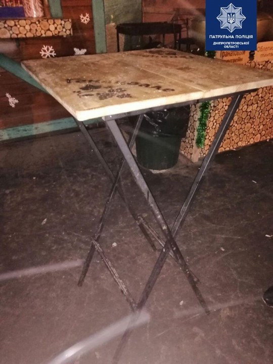 В Днепре пьяная компания украла стол из-под главной елки города - рис. 1