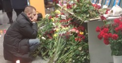 Муж погибшей стюардессы не отходит от портрета любимой в Борисполе (ФОТО)