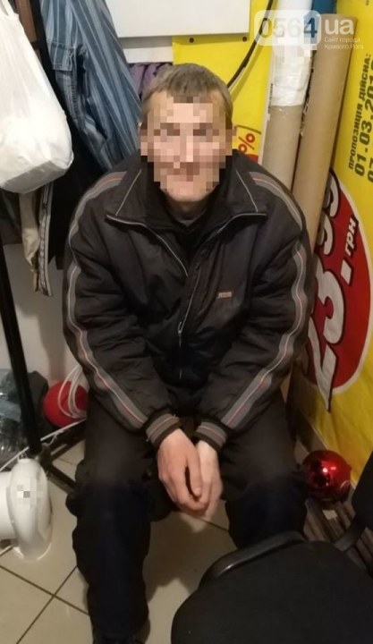 В Кривом Роге мужчина снова объявился в магазине, из которого позавчера украл кроссовки за 5 тыс гривен - рис. 1