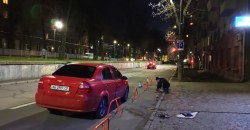 Косо, криво, абы живо: на Гоголя антипарковочные столбики установили на проезжей части - рис. 4