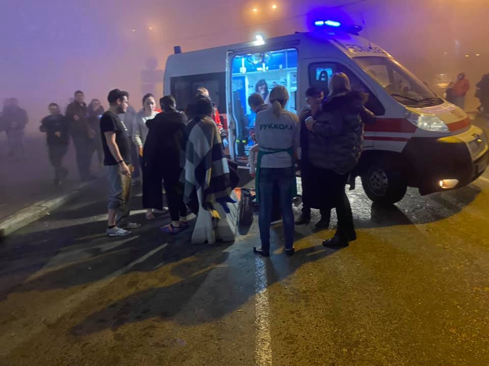 Выбивали стекла: В Киеве затопило кипятком торговый центр с людьми (ФОТО/ВИДЕО)