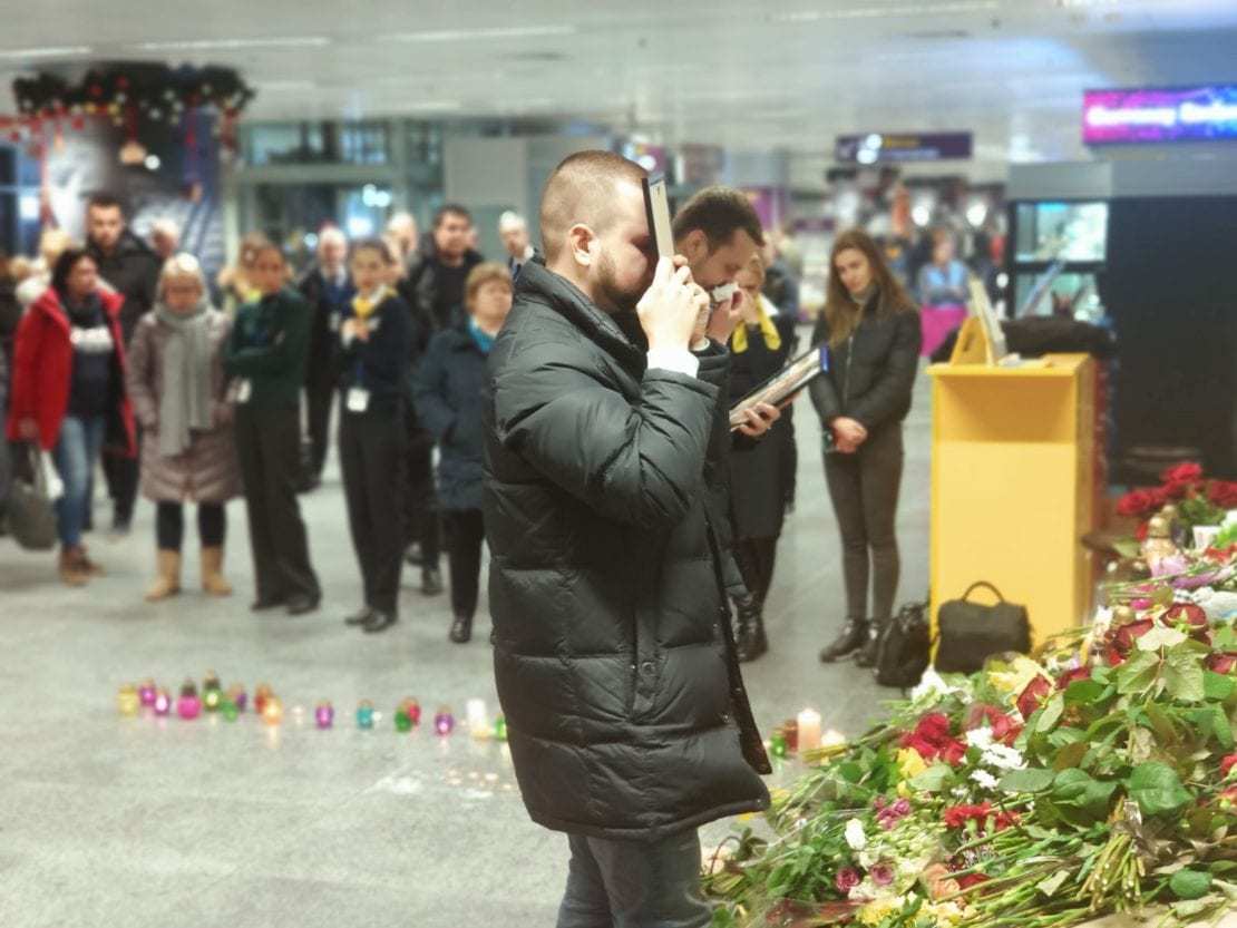 Муж погибшей стюардессы не отходит от портрета любимой в Борисполе (ФОТО)