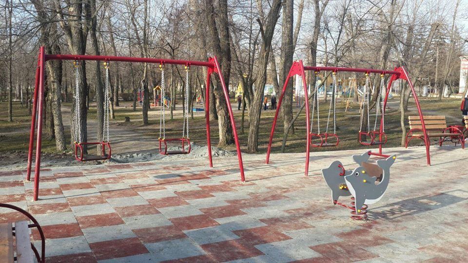 Похожа на гильотину: в Приднепровске появилась странная детская площадка (ФОТО)