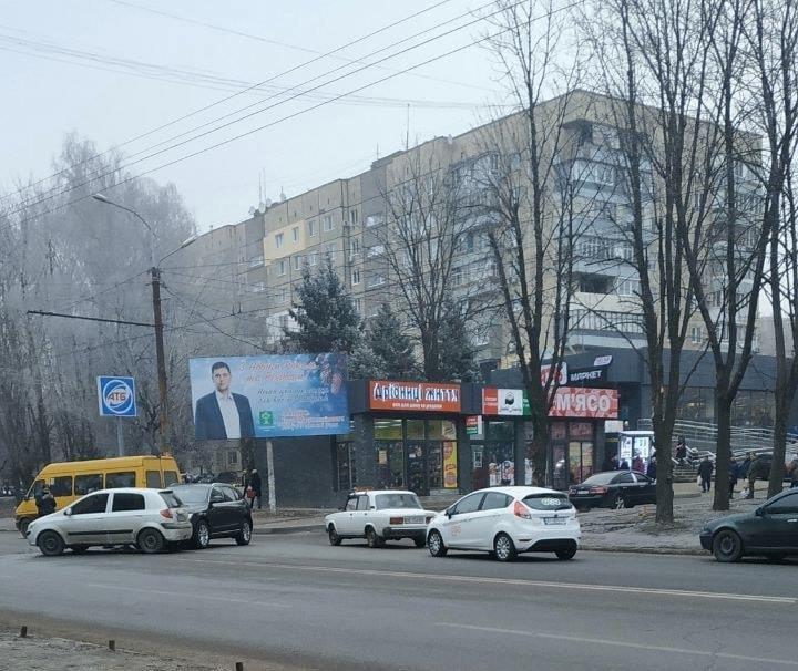 В Днепре на Тополе столкнулись легковушки: движение затруднено - рис. 1