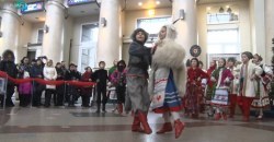 ВІДЕО: У Дніпрі на залізничному вокзалі водили святковий вертеп - рис. 19