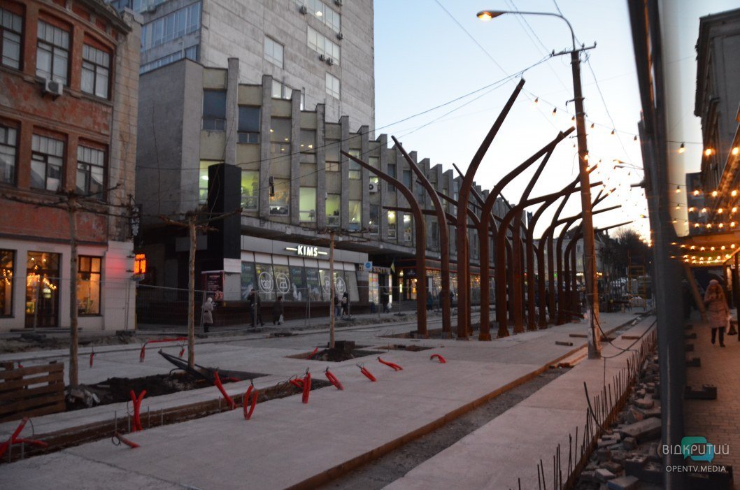 На одной из главных улиц Днепра установили 8-метровые фонари (ФОТО) - рис. 1