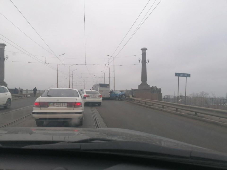 Авария на Старом мосту: столкнулись легковушка и автобус - рис. 1