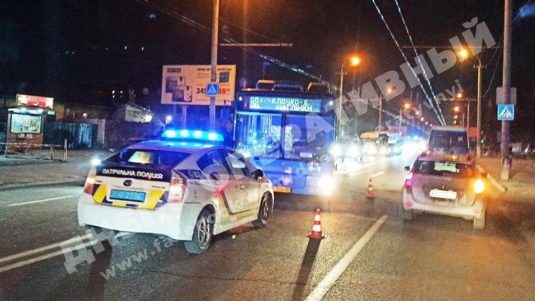 В Днепре на Калиновой подросток попал под колёса автобуса - рис. 1