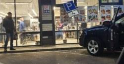 «Мастер» парковки: в Днепре водитель неудачно припарковался и сбил знак - рис. 12