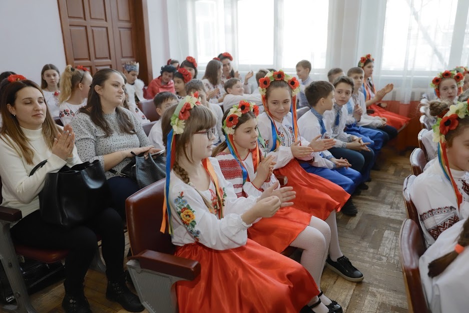 Как в Рождественском мюзикле: в Днепре почти 200 деток пели украинские песни