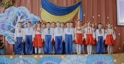 Как в Рождественском мюзикле: в Днепре почти 200 деток пели украинские песни - рис. 7