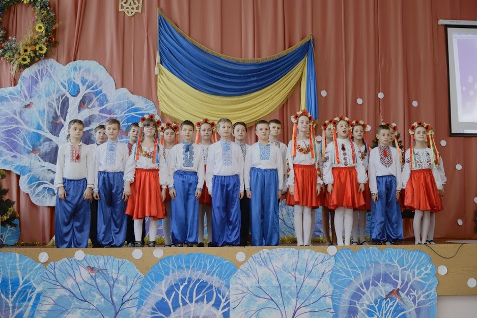 Как в Рождественском мюзикле: в Днепре почти 200 деток пели украинские песни - рис. 1