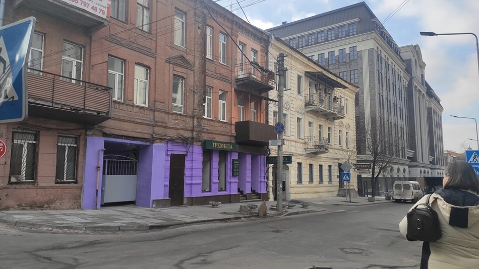 Снова фиолетовое пятно: на Баррикадной испортили фасад исторического здания (ФОТО) - рис. 2