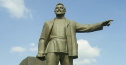В Днепре на OLX продают памятник Петровскому - рис. 15