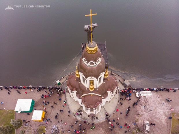Похоже на болото из "Шрека": как выглядела вода в Днепре на Крещение (ФОТО) - рис. 2