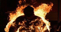 Снимали на камеру и не помогли: на площади Героев Майдана заживо сгорел мужчина (ВИДЕО 18+) - рис. 13