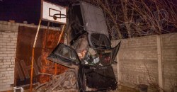 В Днепре авто перелетело через гараж и повисло на заборе (ФОТО) - рис. 18