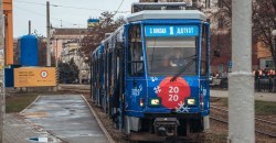 Олень и сани Санты: в Днепре к праздникам необычно украсили трамваи (ВИДЕО) - рис. 12