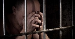 Пьяный мужчина избил и изнасиловал своего 57-летнего знакомого