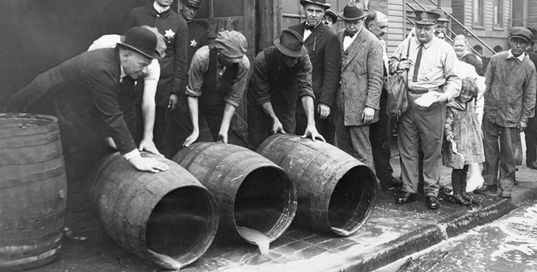 Спиртное выливали в канавы: сегодня исполнилось 100 лет со дня введения "сухого закона" в США - рис. 1