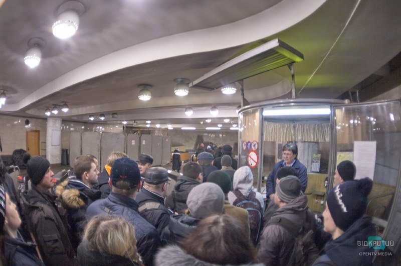 Днепрянам разрешили прогуляться по крыше поезда в метро (ФОТО) - рис. 10