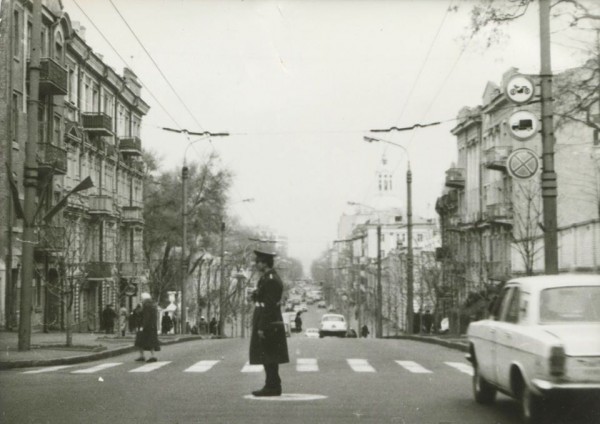 Днепр в прошлом: как выглядел последний уличный регулировщик в городе (фото) - рис. 1