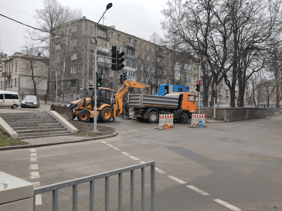 В центре Днепра перекрыто движение: вода течет прямо из-под асфальта (ФОТО)