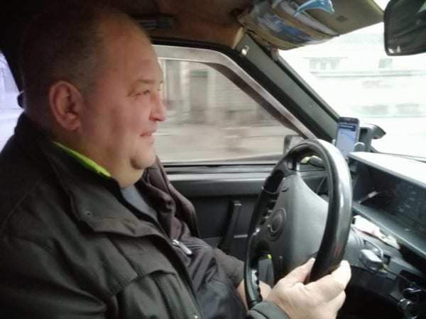 Сладости, водка и мини-кинозал: в Днепре таксист обеспечил пассажирам 5-звездочный сервис (ФОТО)