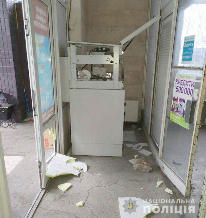 Под Днепром подростки пытались обокрасть банкомат (ФОТО)