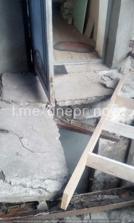 В Днепре на Шухевича под женщиной обвалилась плита дома - рис. 2