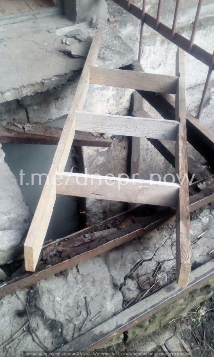 В Днепре на Шухевича под женщиной обвалилась плита дома - рис. 3