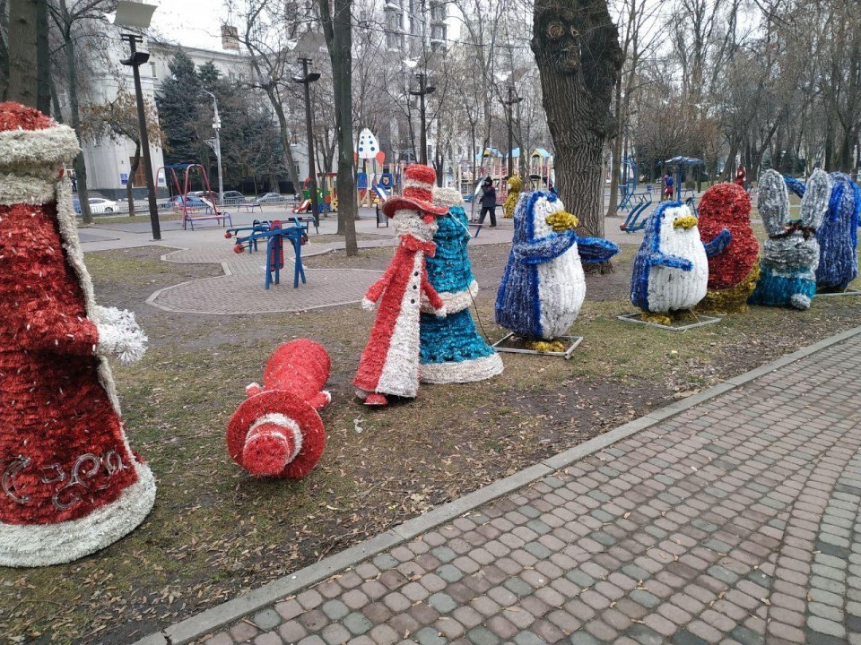 The game is over: в Днепре разобрали новогодний городок (ФОТО) - рис. 4