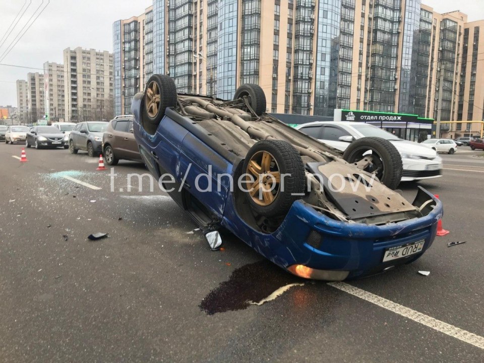 Недоброе утро: Subaru перевернулся и лег на крышу на набережной в Днепре (ФОТО) - рис. 1
