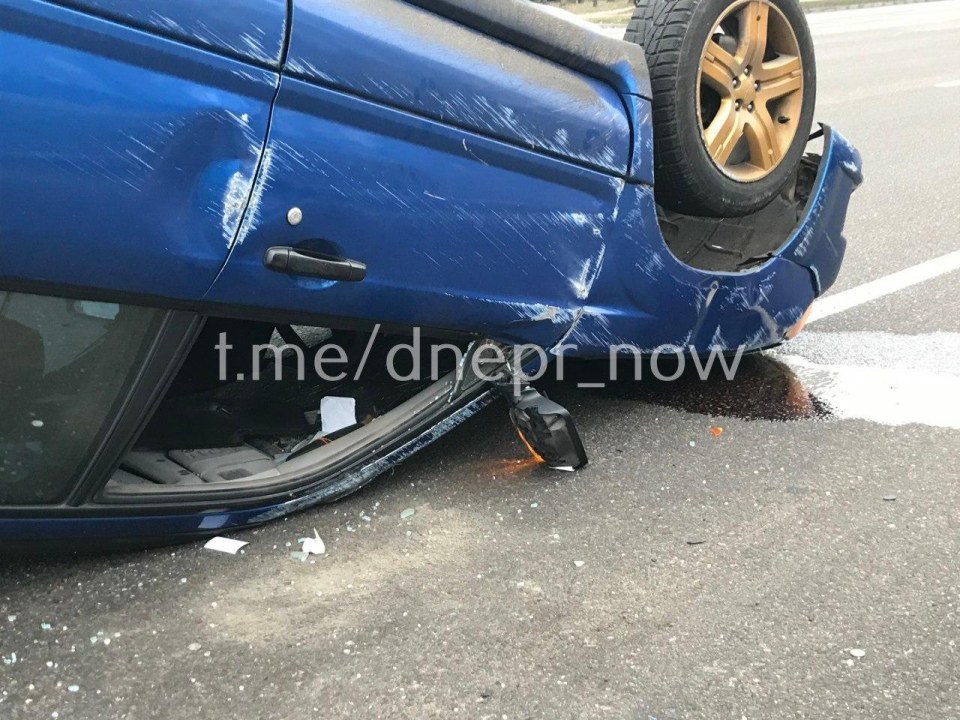 Недоброе утро: Subaru перевернулся и лег на крышу на набережной в Днепре (ФОТО) - рис. 4