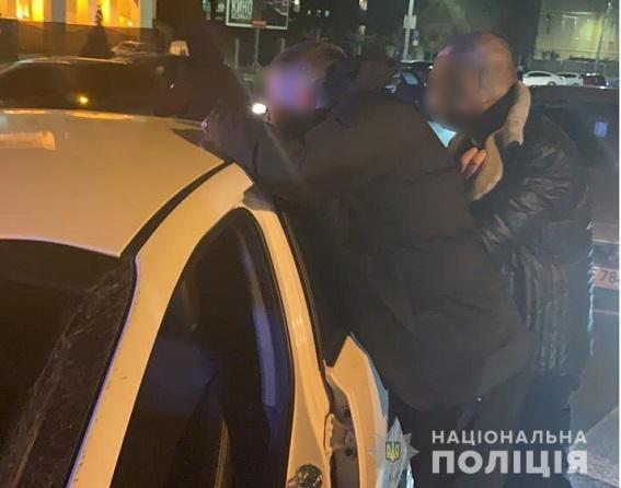 В центре Днепра провели спецоперацию: полицейские ловили "копа" (ФОТО) - рис. 2