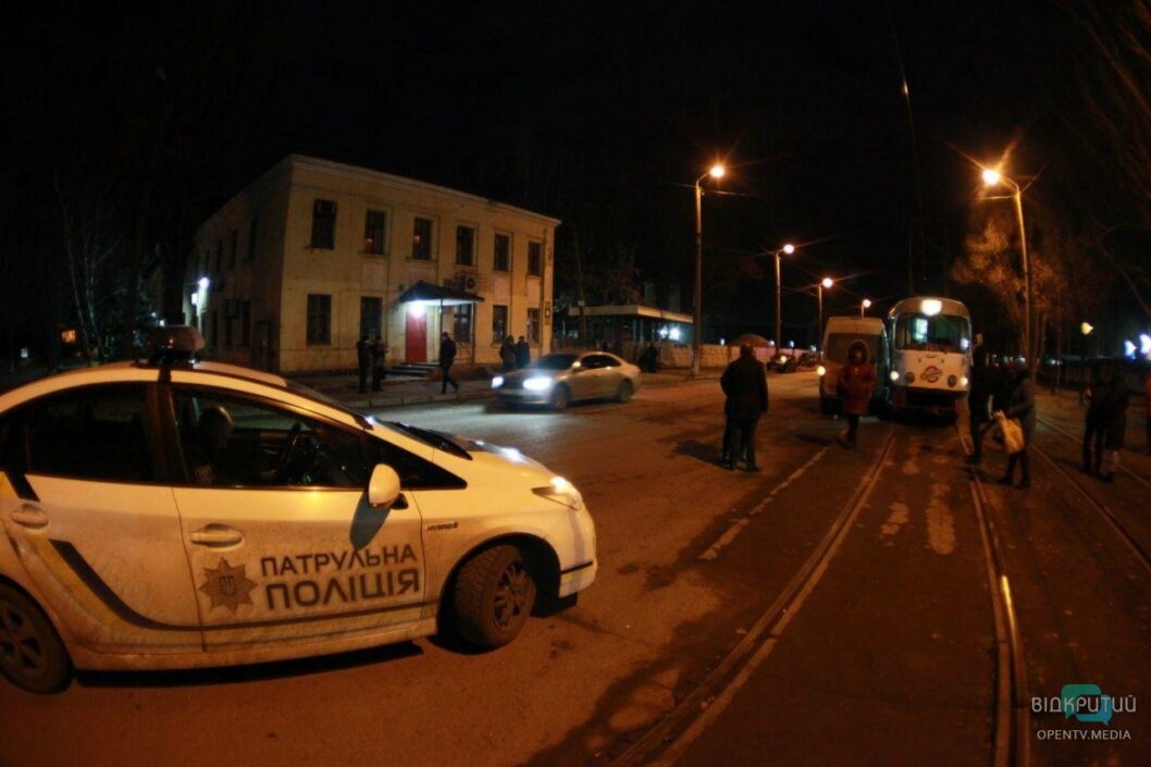Жуткое ДТП в Днепре: автобус Sprinter влетел в 4 человек (ВИДЕО) - рис. 1